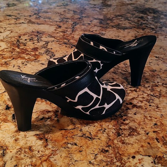 Women's Very Volatile animal print cowhide mules SZ 9 4.5" heel pre-owned. - Picture 3 of 16